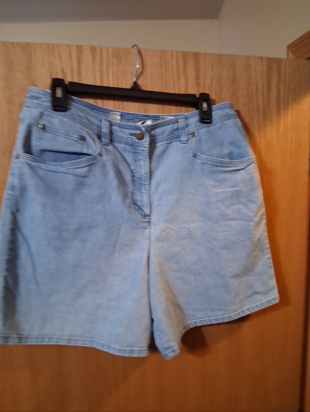 Talbots vintage women’s denim shorts in a light wash blue. Size  14 , - Picture 2 of 6